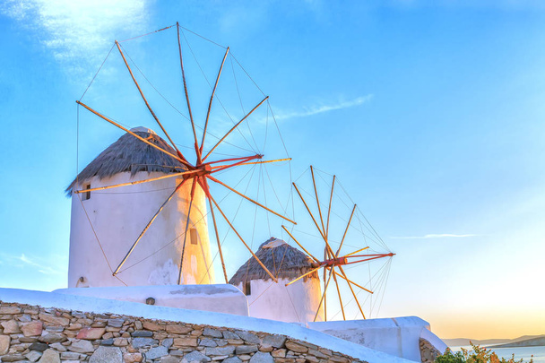 Mulini a vento bianchi tradizionali in Grecia
 - Foto, immagini