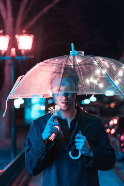 Хлопець під парасолькою
 - Фото, зображення