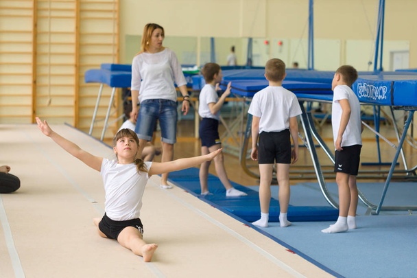GOMEL, BELARUS - 22 April 2017: Freestyle competitions among young men and women in 2004-2006. In the program trampoline and gymnastic path - Foto, imagen
