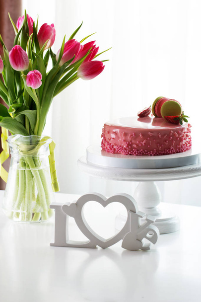 Díszített macaroons és eper rózsaszín romantikus torta  - Fotó, kép