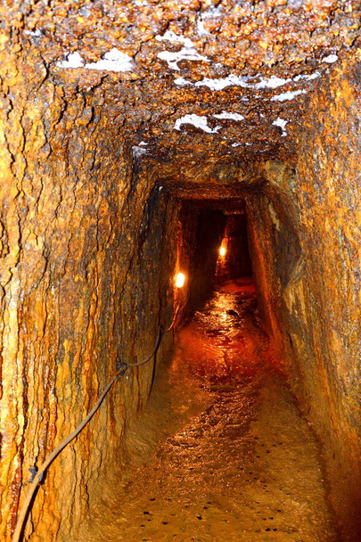 Ouro - velho túnel romano na mina de ouro Rosia Montana, Transilvânia, Roménia
 - Foto, Imagem