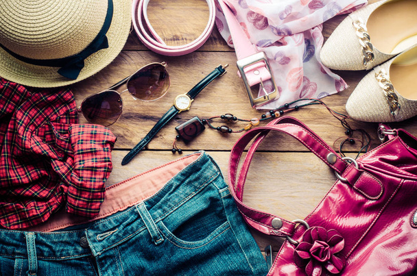Kleidung und Accessoires für Frauen bereit für die Reise - Lebensstil - Foto, Bild