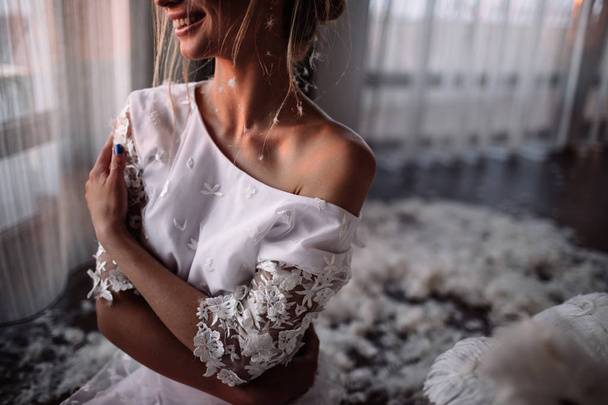 Young beautiful bride in boho style and white feathers. - Foto, Imagen