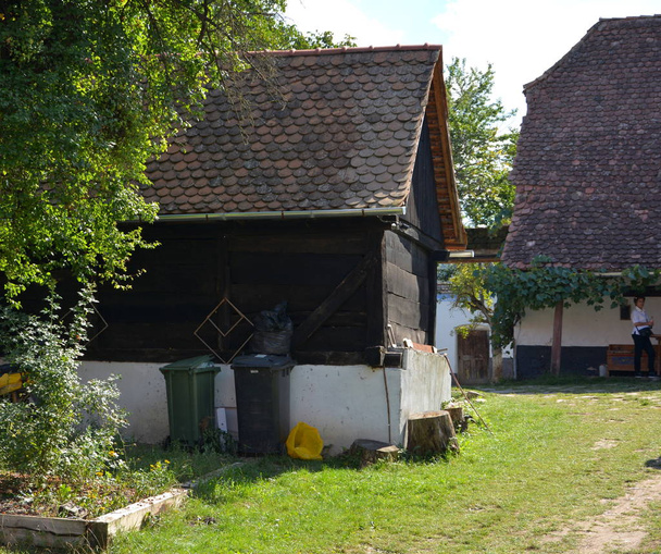 Typowe domy w wiosce Viscri (Kirchenburg von Deutschweikirch), Transylwanii. Obronny Kościół w tej wsi został zbudowany około 1100 Ad.  - Zdjęcie, obraz