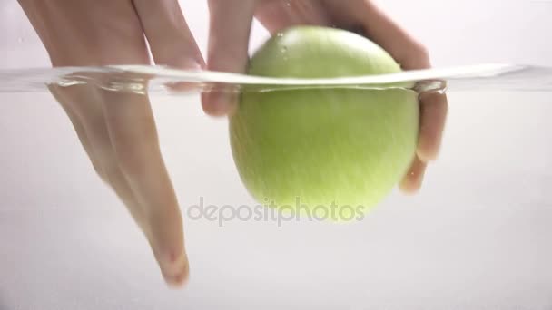 Hembra manos lavando manzana
  - Metraje, vídeo
