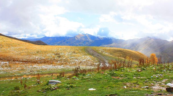 Βουνά κοντά στο θέαμα για τον προορισμό Gudauri - Φωτογραφία, εικόνα
