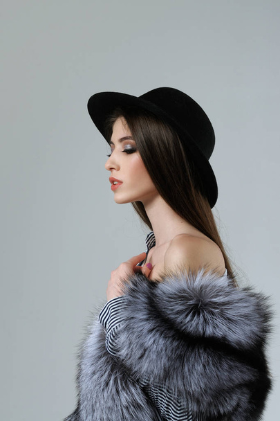 Portrait in profile of a woman in a black hat and fur - Foto, immagini