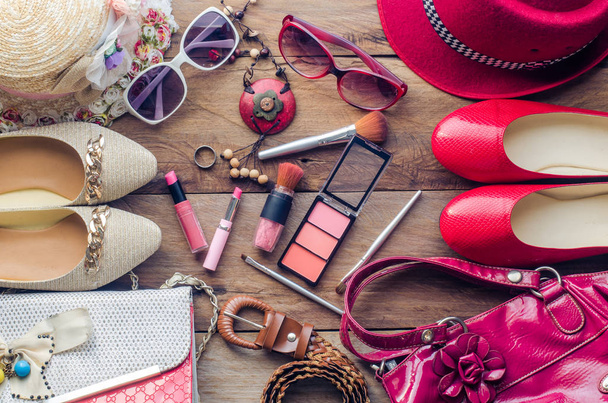 A lány, kozmetikumok, kiegészítők, smink, a cipő, szúró telefon, táska, kalap útra kész berendezések túra. - Fotó, kép