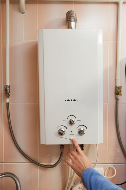 Hombre interruptor de mano Calentador de agua de gas a agua caliente
. - Foto, imagen