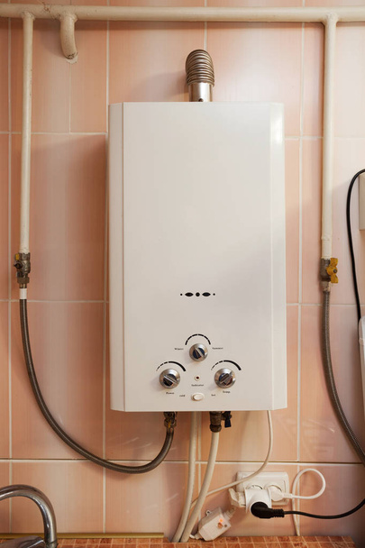 Жилищное оборудование - газовый водонагреватель на кухне
. - Фото, изображение