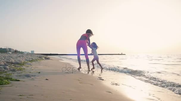 фитнес Женщина с дочерью на закате
 - Кадры, видео