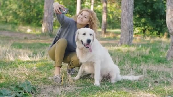Feminino tirar foto com Labrador
 - Filmagem, Vídeo