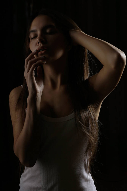 genç kız beyaz kolsuz bluz - Fotoğraf, Görsel