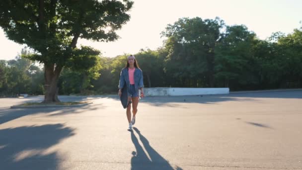femme hipster avec longboard au parc
  - Séquence, vidéo