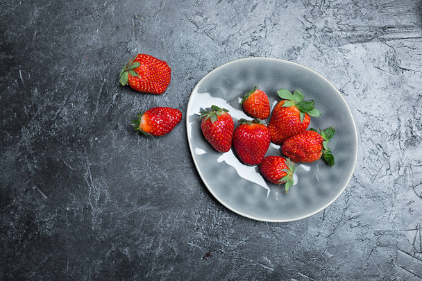 fresh red strawberries   - Foto, afbeelding