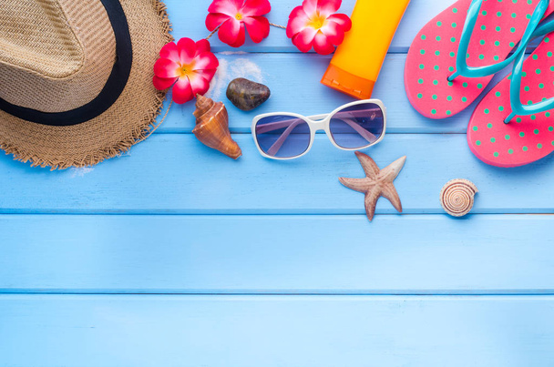 Yaz için seyahat mavi ahşap zemin üzerinde kostüm aksesuarları - Fotoğraf, Görsel