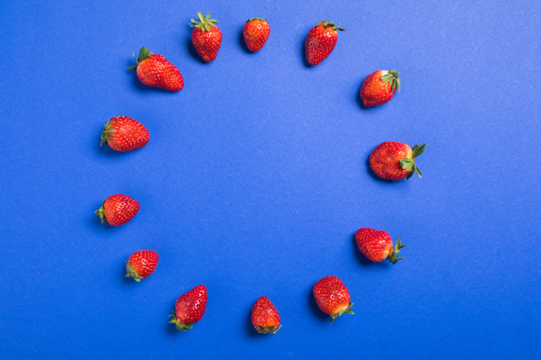 fresh red strawberries in circle - Photo, image