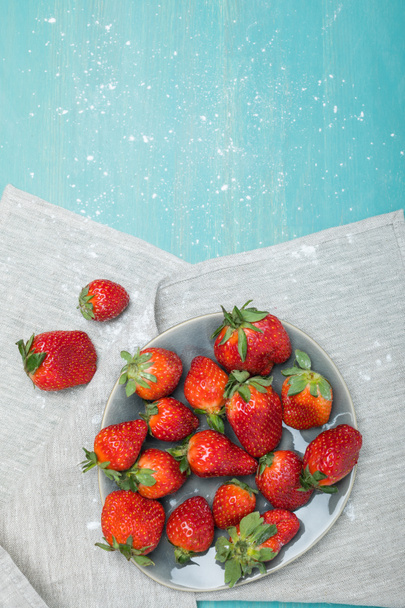 strawberries with powdered sugar  - Zdjęcie, obraz