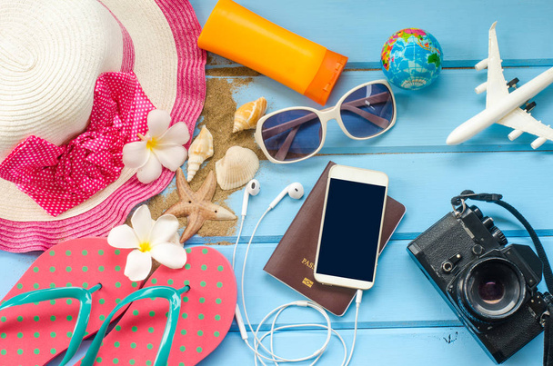 Traje de accesorios con viaje para el verano en piso de madera azul
 - Foto, imagen