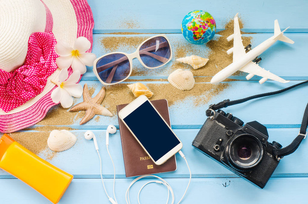 Yaz için seyahat mavi ahşap zemin üzerinde kostüm aksesuarları - Fotoğraf, Görsel