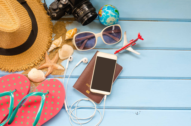 Příslušenství kostým s cestováním na léto na modré dřevěné podlahy - Fotografie, Obrázek
