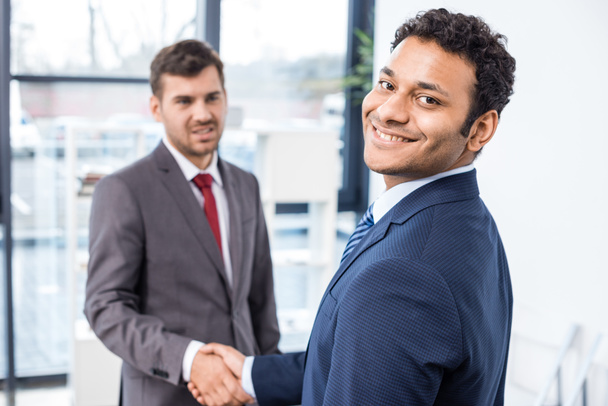 businessmen shaking hands - Foto, afbeelding