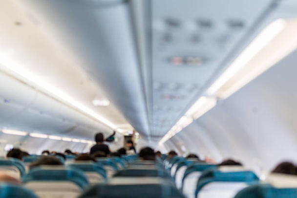 Interior del avión con personas dentro
 - Foto, imagen