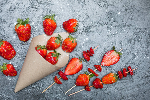 strawberries on wooden skewers - Foto, afbeelding