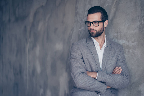 Retrato de homem concentrado bonito em óculos e terno sagacidade
 - Foto, Imagem