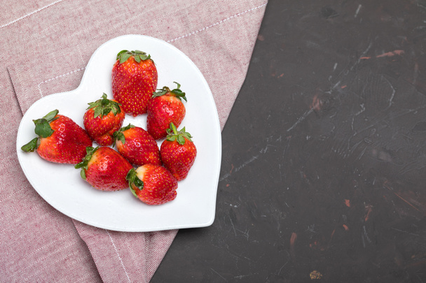 fresas en plato en forma de corazón
 - Foto, Imagen