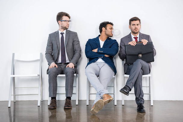 Επιχειρηματίες που κάθονται στις καρέκλες - Φωτογραφία, εικόνα