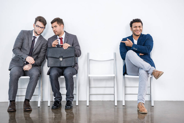 Hommes d'affaires assis sur des chaises
 - Photo, image