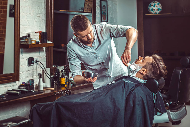 Hipster client visiting barber shop - Foto, imagen