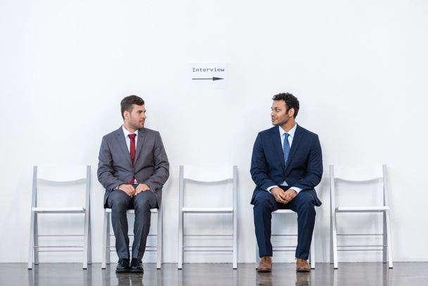 Empresarios sentados en sillas
 - Foto, Imagen