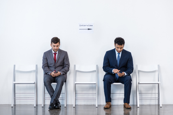 Hommes d'affaires assis sur des chaises
 - Photo, image