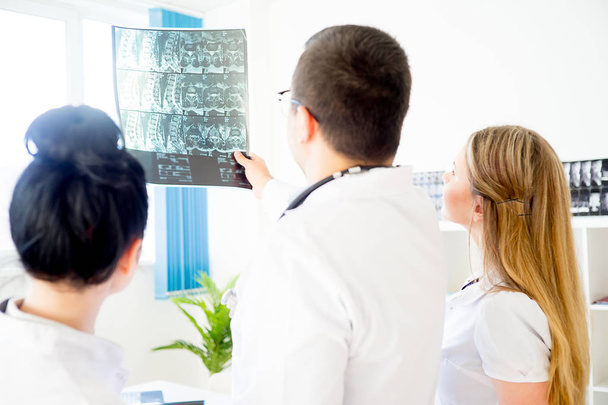 Group of doctors looking at xray - Foto, afbeelding