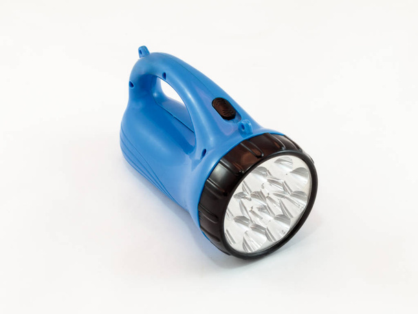 Lampe de poche LED avec boîtier en plastique bleu sur fond blanc
 - Photo, image