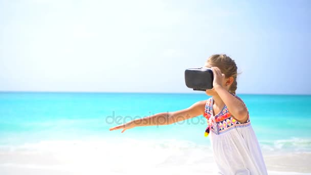 Cute dziewczynka dziecko za pomocą Vr virtual reality okulary - Materiał filmowy, wideo