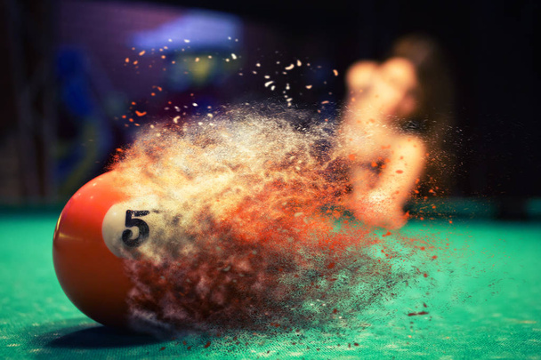 Bola de bilhar laranja divide-se em partículas e detritos após o impacto
 - Foto, Imagem