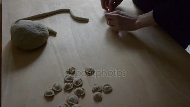 Orecchiette surowego domowej roboty, niewyraźne i ręce - Materiał filmowy, wideo
