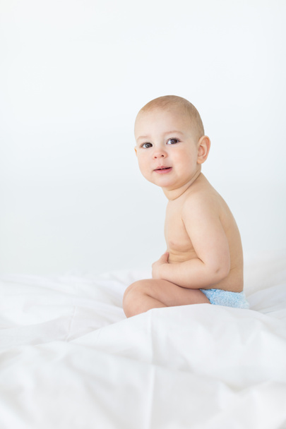 baby boy sitting on bed    - Zdjęcie, obraz