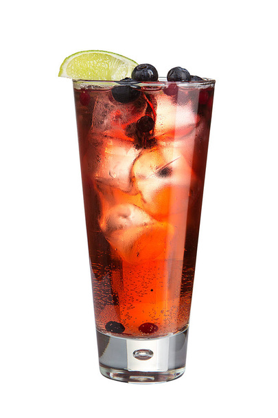 Алкогольний коктейль з ягодами та льодом. Сильний алкогольний напій на білому тлі
 - Фото, зображення