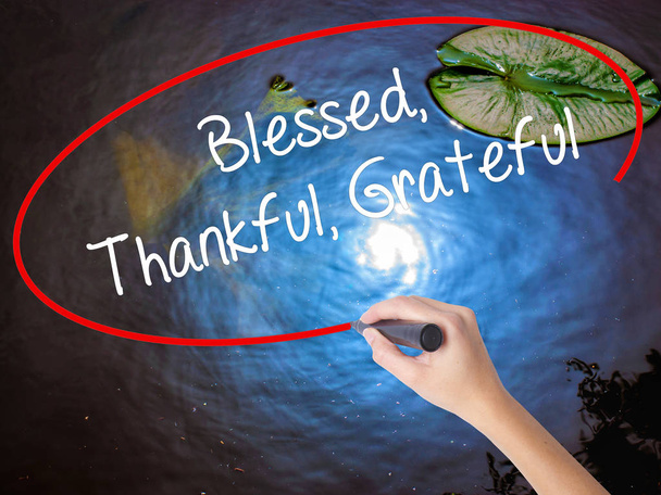 Nő kézzel írás áldott hálás hálás a marker a világo - Fotó, kép