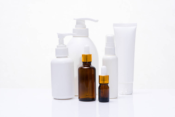 Set de belleza y spa de embalaje cosmético aislado sobre fondo blanco
 - Foto, imagen
