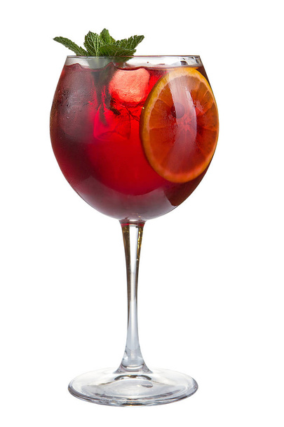 Cocktail rinfrescante con succo di frutta ghiacciata e mirtilli su fondo bianco
 - Foto, immagini