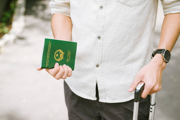 Man met Vietnamese paspoort - Foto, afbeelding