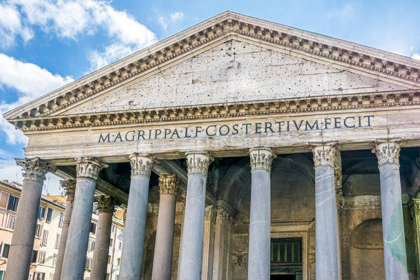 Fachada del Panteón Romano en Roma
 - Foto, imagen