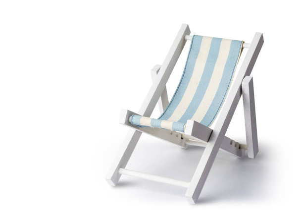 Kırpma yolu ile beyaz arka plan üzerinde izole plaj sandalyesi - Fotoğraf, Görsel