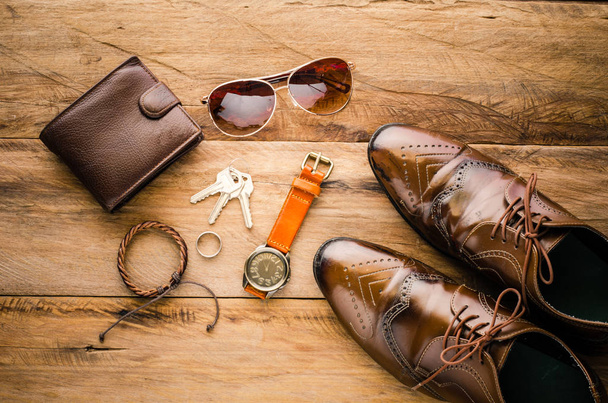 Kleding en accessoires voor mannen op houten vloer - Foto, afbeelding