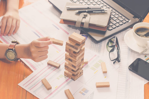 Business risks in the business. Requires planning Meditation must be careful in deciding to reduce the risk in the business. As the game drew to a wooden block from the tower - Foto, immagini